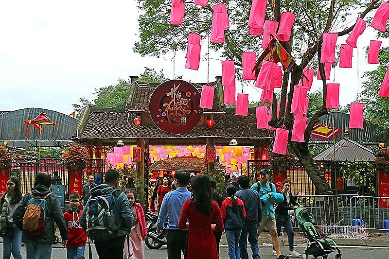 Triển lãm tài liệu lưu trữ “Cung đình đón Tết" tại Văn Miếu - Quốc Tử Giám Triển lãm tài liệu lưu trữ “Cung đình đón Tết" tại Văn Miếu - Quốc Tử Giám