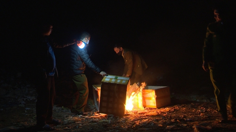 Đội QLTT số 6 giám sát việc buộc tiêu huỷ hàng hóa vi phạm