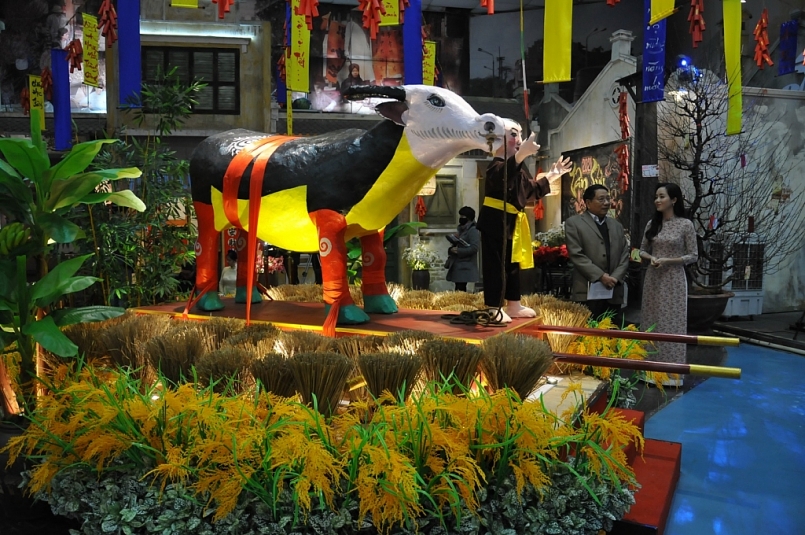 Mô hình trâu đất được tái hiện trong nghi lễ tiến xuân ngưu