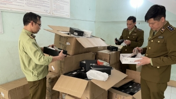 Lào Cai: Phát hiện và tạm giữ 550 đôi giày nữ nhập lậu