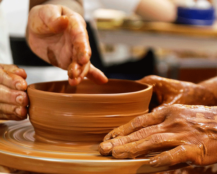 Gốm Hương Canh được làm từ đất sét xanh với phần thịt khá nhiều và dày Gốm Hương Canh được làm từ đất sét xanh với phần thịt khá nhiều và dày