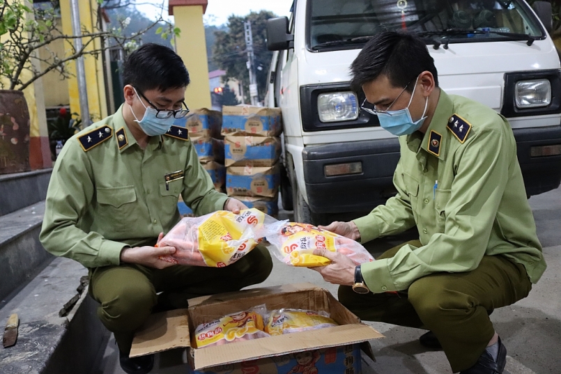 Đội QLTT số 2 kiểm tra lô hàng thực phẩm, ảnh: ĐVCCĐội QLTT số 2 kiểm tra lô hàng thực phẩm, ảnh: ĐVCC