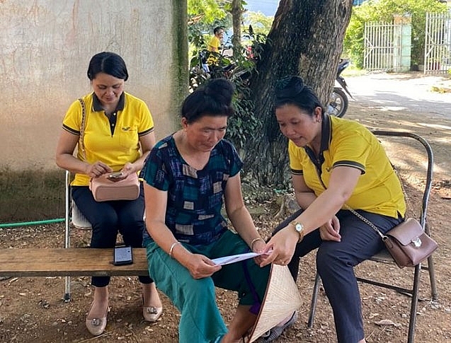 Người dân xã Thanh Xương, huyện Điện Biên được tuyên truyền về chính sách và lợi ích của BHXH, BHYT (Ảnh: dienbien.gov.vn) Người dân xã Thanh Xương, huyện Điện Biên được tuyên truyền về chính sách và lợi ích của BHXH, BHYT (Ảnh: dienbien.gov.vn)