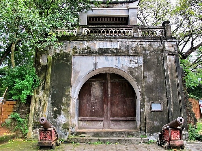 Cửa Bắc thành cổ Sơn Tây với hai khẩu súng thân công còn sót lại