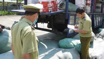 Quảng Nam: Tạm giữ gần 6 tấn quần áo, giày dép đã qua sử dụng