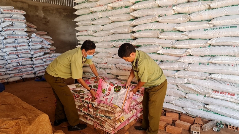 QLTT Gia Lai tạm giữ gần 01 tấn phân bón hết hạn sử dụng QLTT Gia Lai tạm giữ gần 01 tấn phân bón hết hạn sử dụng