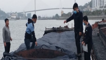 Quảng Ninh: Liên tiếp bắt giữ 2 tàu vận chuyển than không có nguồn gốc