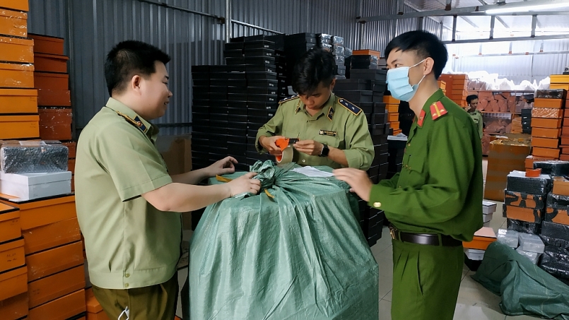Lực lượng quản lý thị trường ập vào kiểm tra, phát hiện hàng nghìn sản phẩm hàng giả nhái các nhãn hiệu nổi tiếng Lực lượng quản lý thị trường ập vào kiểm tra, phát hiện hàng nghìn sản phẩm hàng giả nhái các nhãn hiệu nổi tiếng