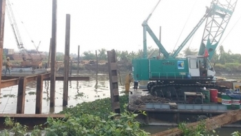 Tiền Giang: Lắp đặt 8 đập thép ngăn mặn