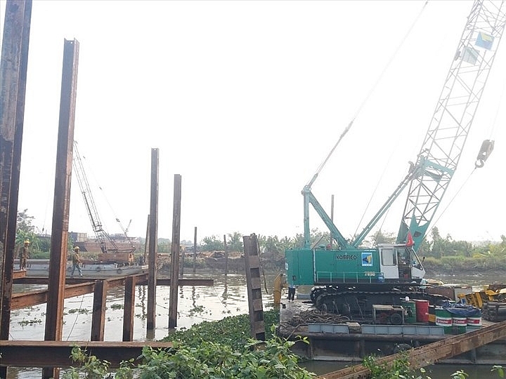 Tiền Giang: Lắp đặt 8 đập thép ngăn mặn