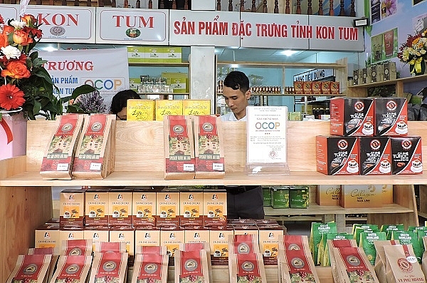 Các sản phẩm hàng hóa được bày bán tại điểm trưng bày, giới thiệu sản phẩm OCOP (Ảnh: TH)