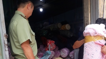 TP HCM: Phát hiện kho vải nhập lậu và gần 3.000 chai nước hoa giả mạo nhãn hiệu nổi tiếng