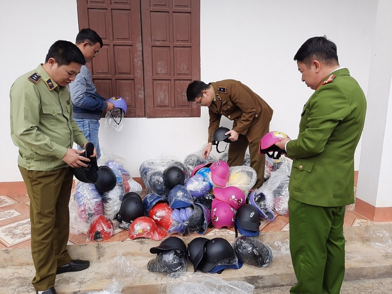 Đội QLTT tiến hành kiểm tra hàng hóa Đội QLTT tiến hành kiểm tra hàng hóa