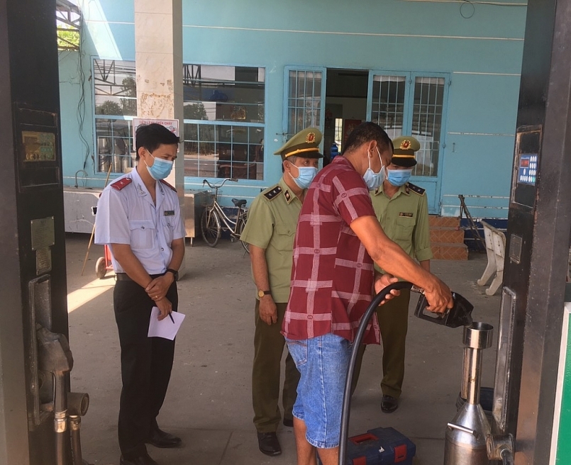 Đội QLTT số 6 kiểm tra trong lĩnh vực xăng dầu Đội QLTT số 6 kiểm tra trong lĩnh vực xăng dầu