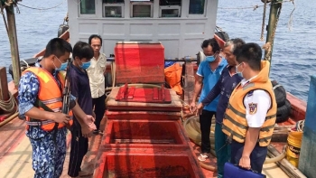 Lực lượng cảnh sát biển bắt giữ tàu chở trên 100.000 lít dầu DO không rõ nguồn gốc