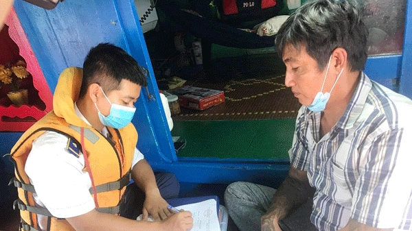 Liên tiếp bắt giữ tàu cá cải hoán vận chuyển dầu DO không rõ nguồn gốc