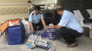 Đồng Tháp: Lực lượng hải quan bắt giữ 1.400 bao thuốc lá vô chủ