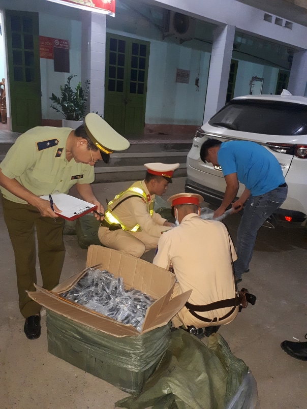 Lực lượng chức năng đang tiến hành khám xét chiếc xe có dấu hiệu vi phạm Lực lượng chức năng đang tiến hành khám xét chiếc xe có dấu hiệu vi phạm