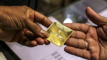 Giá vàng hôm nay 1/5: Chìm xuống đáy