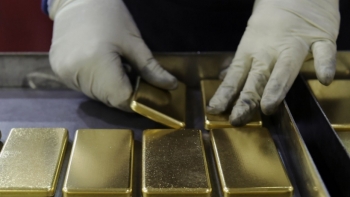 Giá vàng hôm nay 2/5: Tiếp tục chịu áp lực giảm