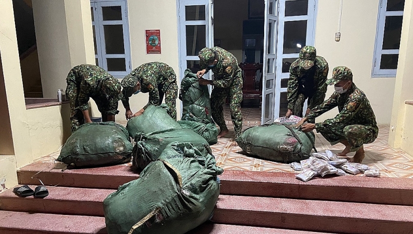 Cán bộ, chiến sĩ Đồn Biên phòng cửa khẩu Quốc tế Tịnh Biên kiểm đếm tang vật vụ buôn lậu (Ảnh: CTV)