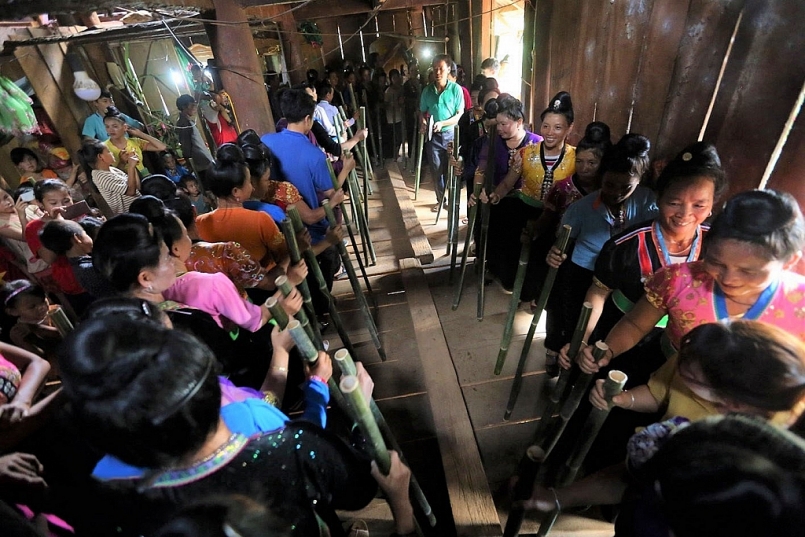 Điệu nhảy Xé Pang vui chơi của người dân trong Lễ hội Pang Phoóng