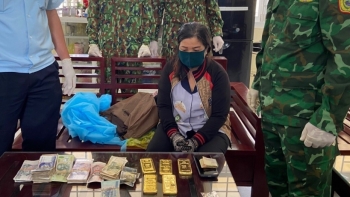 An Giang: Bắt một phụ nữ vận chuyển 5 kg kim loại nghi là vàng