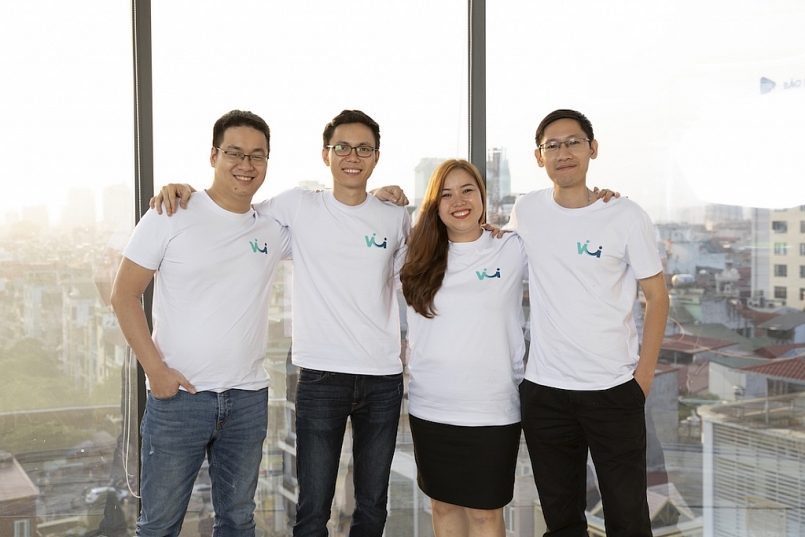 Dũng Đặng (thứ hai từ trái sang) và các thành viên trong ban lãnh đạo VUI