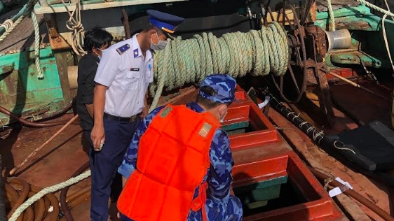 Lực lượng Cảnh sát biển bắt giữ 45.000 lít dầu DO trái phép trên vùng biển Đông Nam Côn Đảo