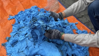 TP HCM: Phát hiện, bắt giữ gần 15 tấn găng tay cũ nhập khẩu từ Trung Quốc