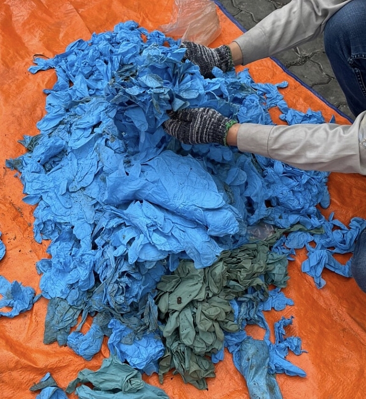 Găng tay cũ, bẩn xuất xứ Trung Quốc bị bắt giữ