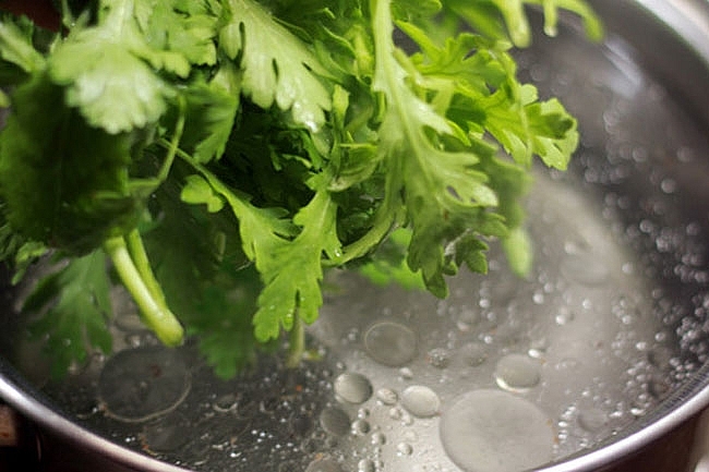 Ngoài được sử dụng như một loại rau giúp khai vị làm ăn ngon, cải cúc còn là vị thuốc dân gian