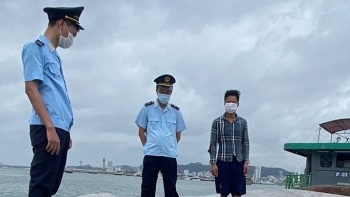 Quảng Ninh: Bắt tàu chở 500 khối cát xây dựng không rõ nguồn gốc, xuất xứ