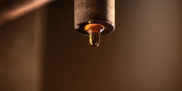 Nước mắm Phú Quốc được sản xuất dựa trên phương pháp thủ công truyền thống với công thức 3 cá (cá cơm) + 1 muối được ủ chượp từ 10-12 tháng mới cho ra sản phẩm nước mắm