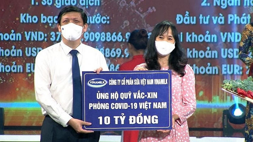 Đại diện Vinamilk trao 10 tỷ đồng đóng góp vào Quỹ Vaccine phòng Covid-19 cho đại diện Bộ Y tế Đại diện Vinamilk trao 10 tỷ đồng đóng góp vào Quỹ Vaccine phòng Covid-19 cho đại diện Bộ Y tế