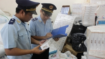 Quảng Trị: Thu giữ 1.200 chai sữa nước Ensure và 1.000 bao thuốc lá vô chủ