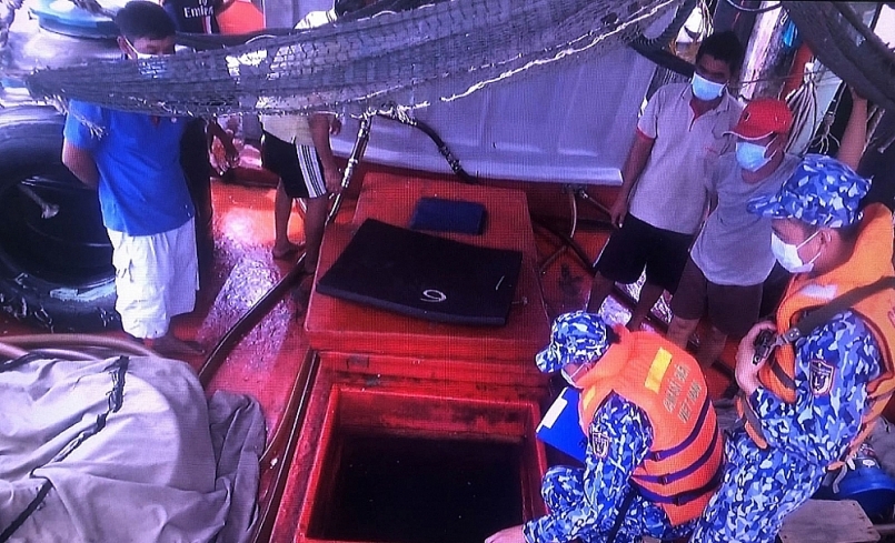 Lực lượng Cảnh sát biển kiểm tra tàu KG-95823-TS Lực lượng Cảnh sát biển kiểm tra tàu KG-95823-TS