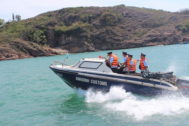 Hải quan Bình Định tuần tra trên biển. Ảnh: M.Hùng