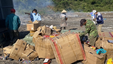 Quảng Ninh:  Tiêu hủy lượng lớn mỹ phẩm, bột pha trà giả mạo nhãn hiệu