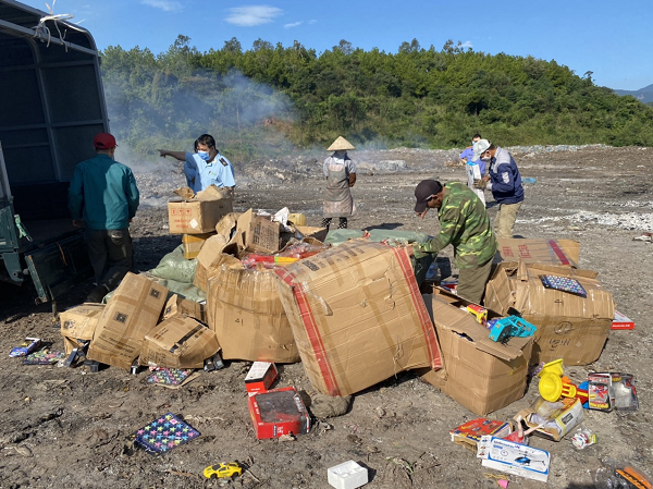 Quảng Ninh: Tiêu hủy lượng lớn mỹ phẩm, bột pha trà giả mạo nhãn hiệu