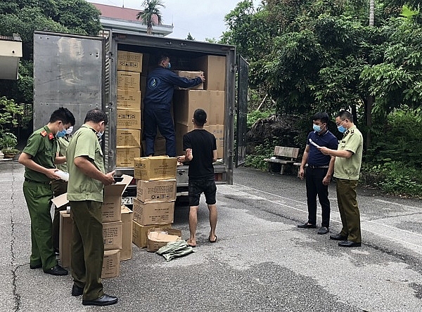 Đoàn kiểm tra tiến hành khám phương tiện chứa hàng hóa vi phạm Đoàn kiểm tra tiến hành khám phương tiện chứa hàng hóa vi phạm