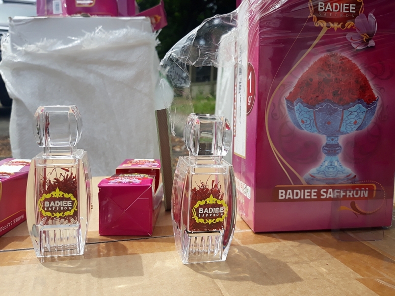 Nhụy hoa nghệ tây trong lô hàng vi phạm (Ảnh: T.Bình)