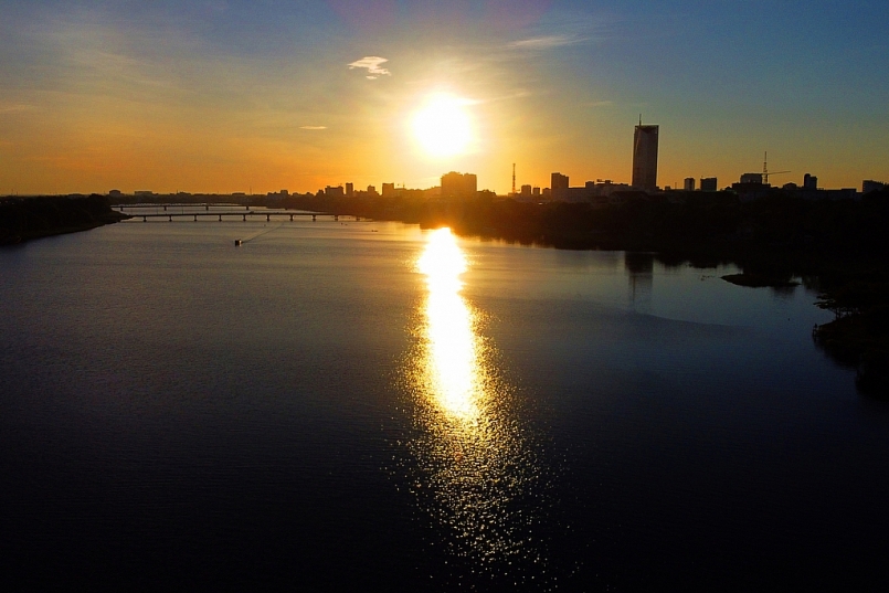 Đến Huế, du khách có thể chèo thuyền Sup để ngắm bình minh hay hoàng trên dòng sông Hương thơ mộng