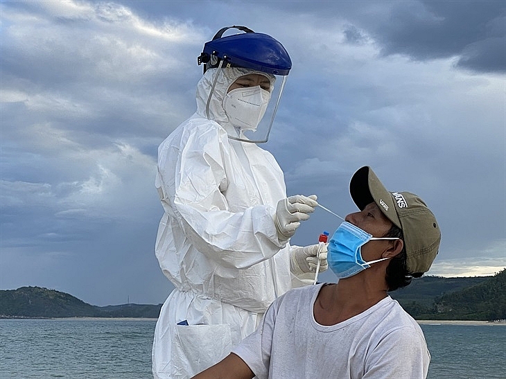 Quảng Ngãi: Phòng, chống dịch Covid-19 đối với trường hợp ngư dân cập bờ tại các cảng cá