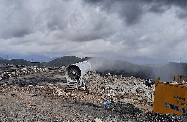 Hệ thống phun sương dập bụi quạt cao áp tại bãi thải Bàng Nâu (Công ty CP Than Cao Sơn) đưa vào sử dụng cuối năm 2019 đang phát huy hiệu quả giảm thiểu bụi đáng kể (Ảnh TTĐT Quảng Ninh)