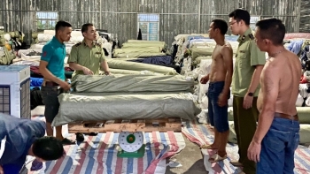 Hưng Yên: Phát hiện kho hàng chứa 80 tấn vải cuộn không rõ nguồn gốc xuất xứ