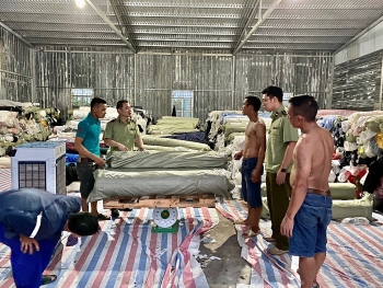 Hưng Yên: Phát hiện kho hàng chứa 80 tấn vải cuộn không rõ nguồn gốc xuất xứ