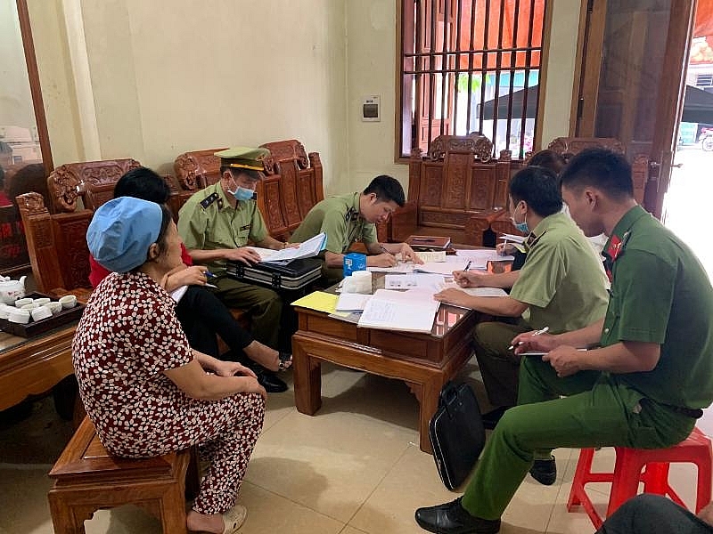 Đoàn kiểm tra đang lập biên bản với 1 cơ sở vi phạm Đoàn kiểm tra đang lập biên bản với 1 cơ sở vi phạm