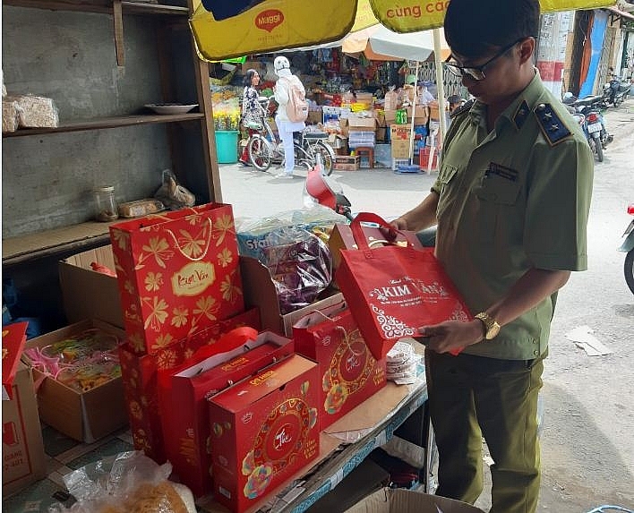 Đội QLTT số 3 kiểm tra điểm bán bánh trung thu tại huyện Châu Thành