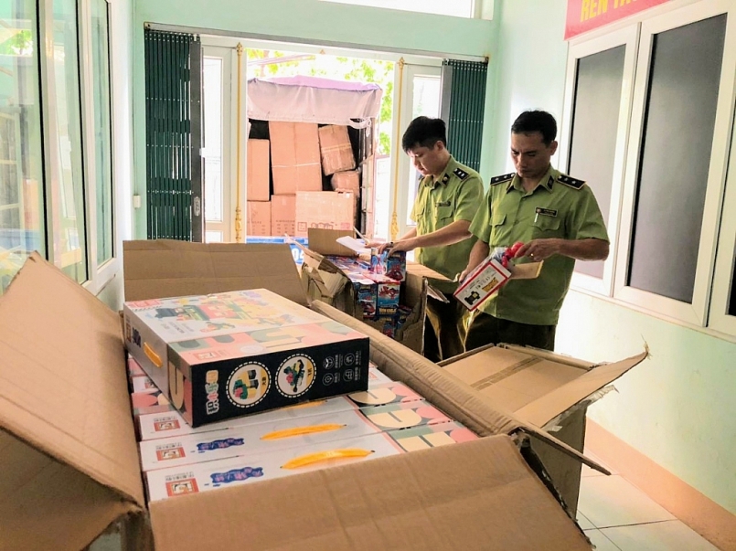 KSV Đội QLTT kiểm đếm hàng hóa tạm giữ